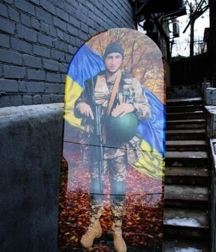 Фотоскло-арка з портретом захисника на тлі прапора України