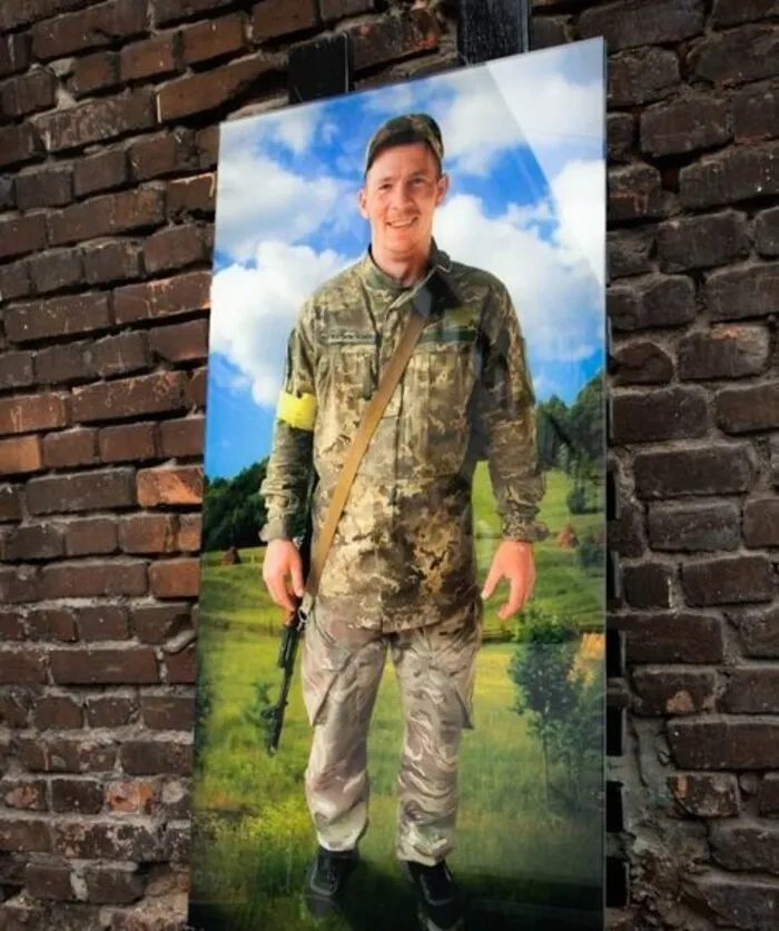 Прямокутне фотоскло з портретом військового у повний зріст