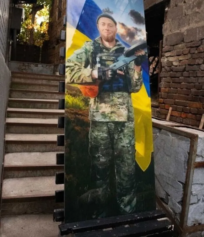 Прямокутне фотоскло з портретом військового з прапором
